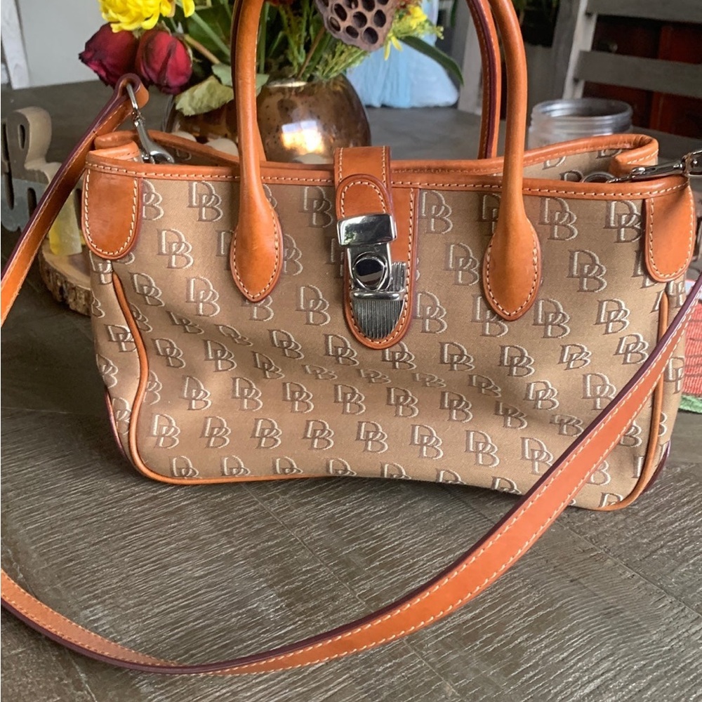 Excellent Dooney & Bourke handbag.